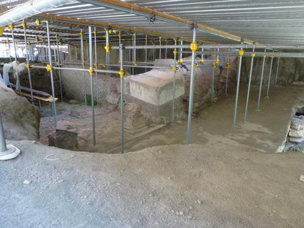 House of Dionysiac Reliefs, Herculaneum, seaside pavilion, June 2012. East end, looking north-west to portico (e) in front of room (b).
Photo courtesy of Michael Binns.